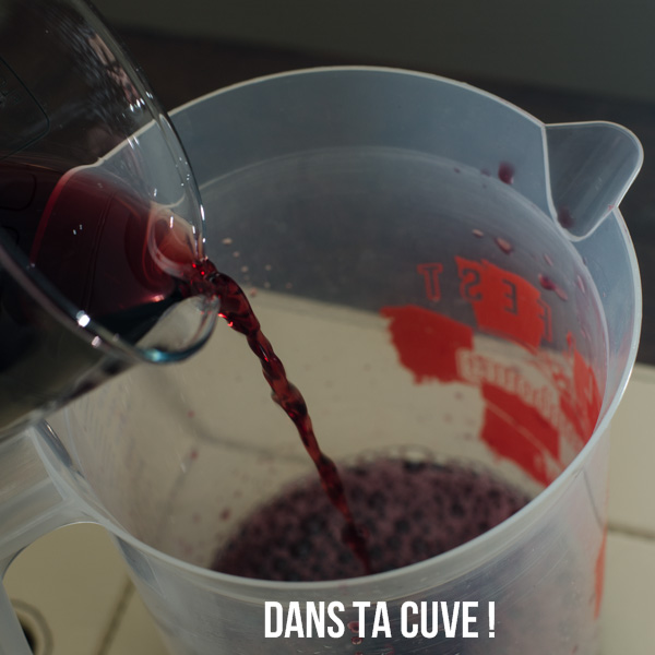 Verser le vin dans un récipient